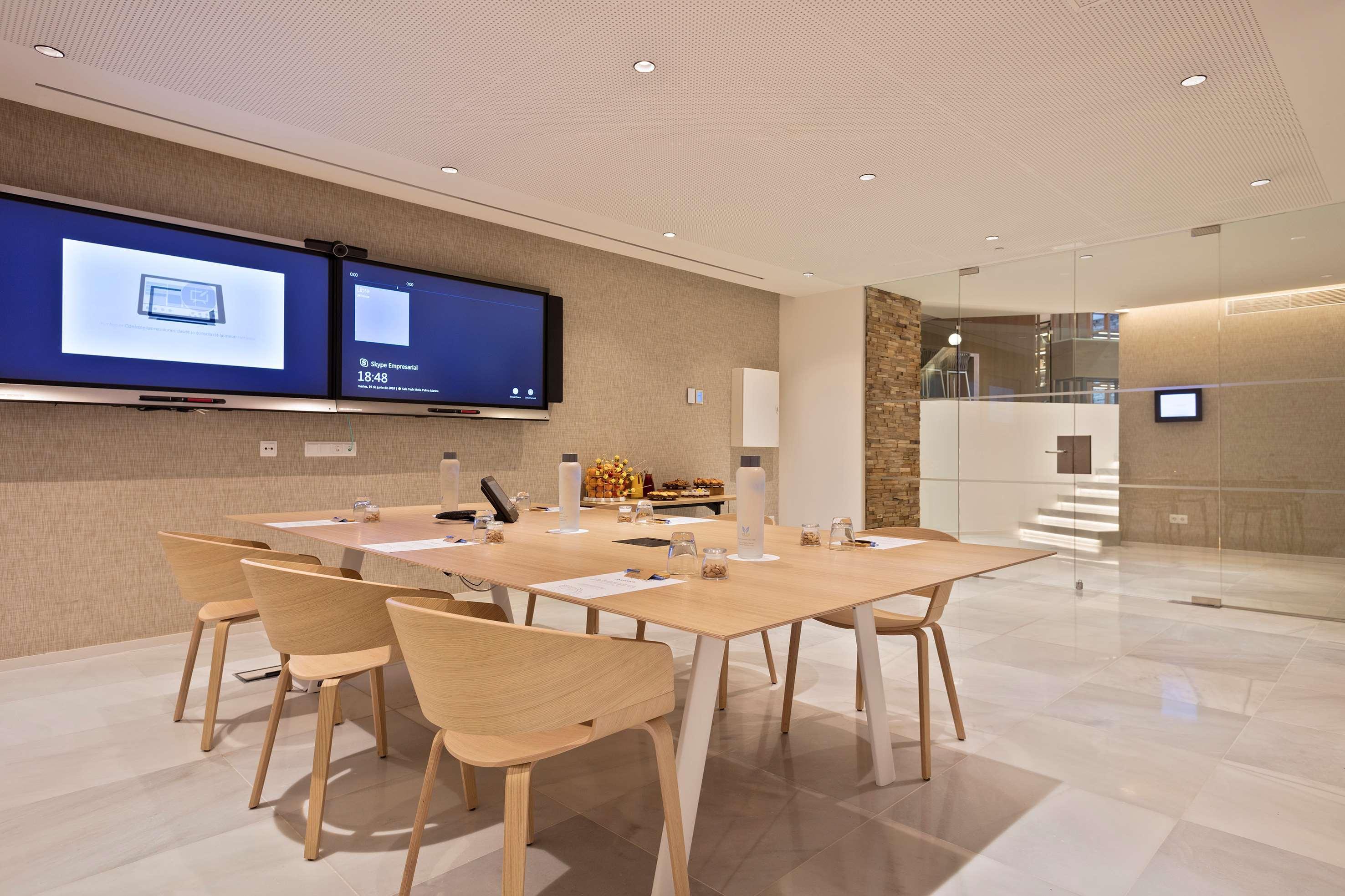 Hotel Meliá Palma Marina Esterno foto Meeting room with a smart board