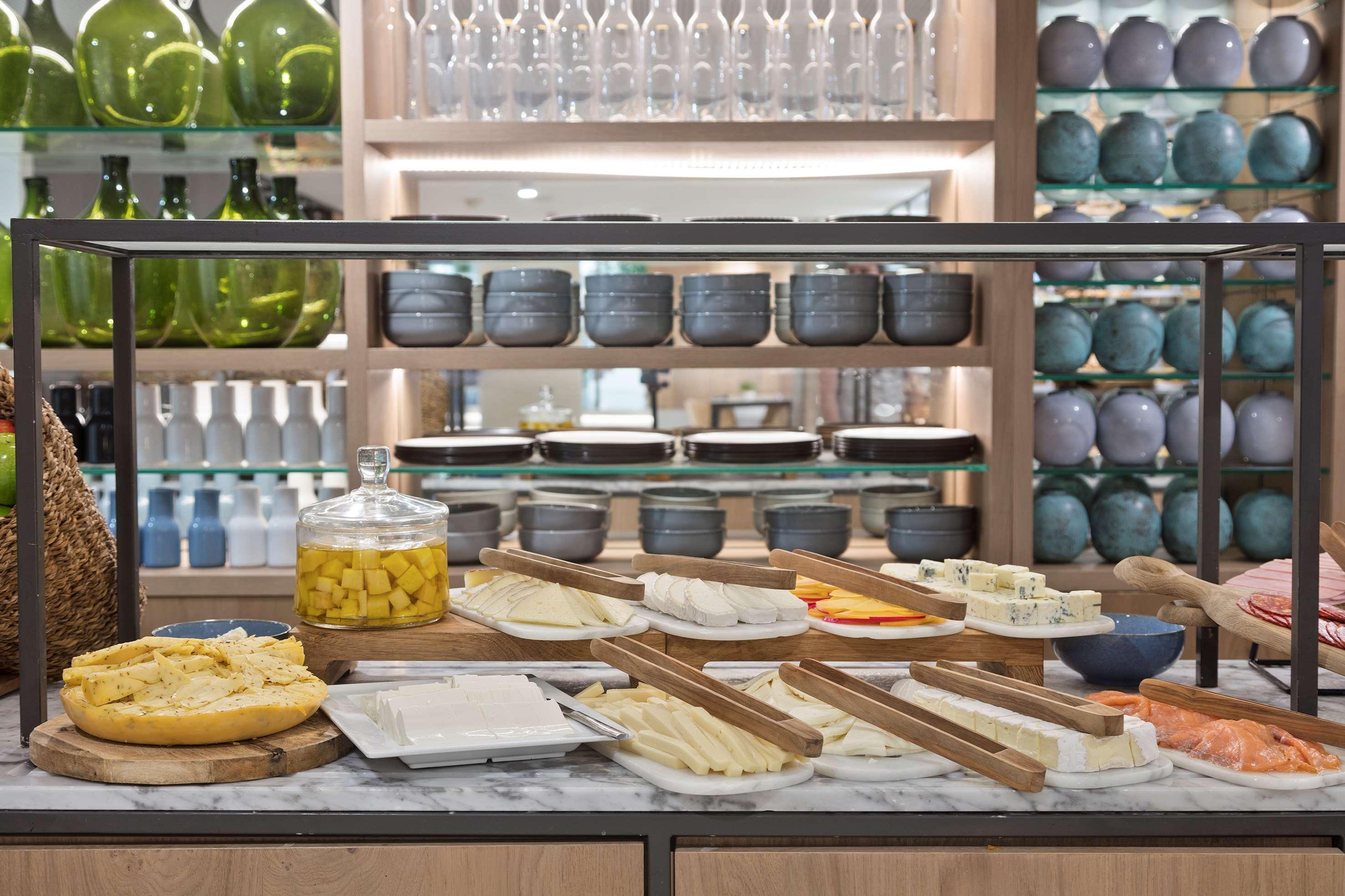 Hotel Meliá Palma Marina Esterno foto Breakfast buffet at the hotel