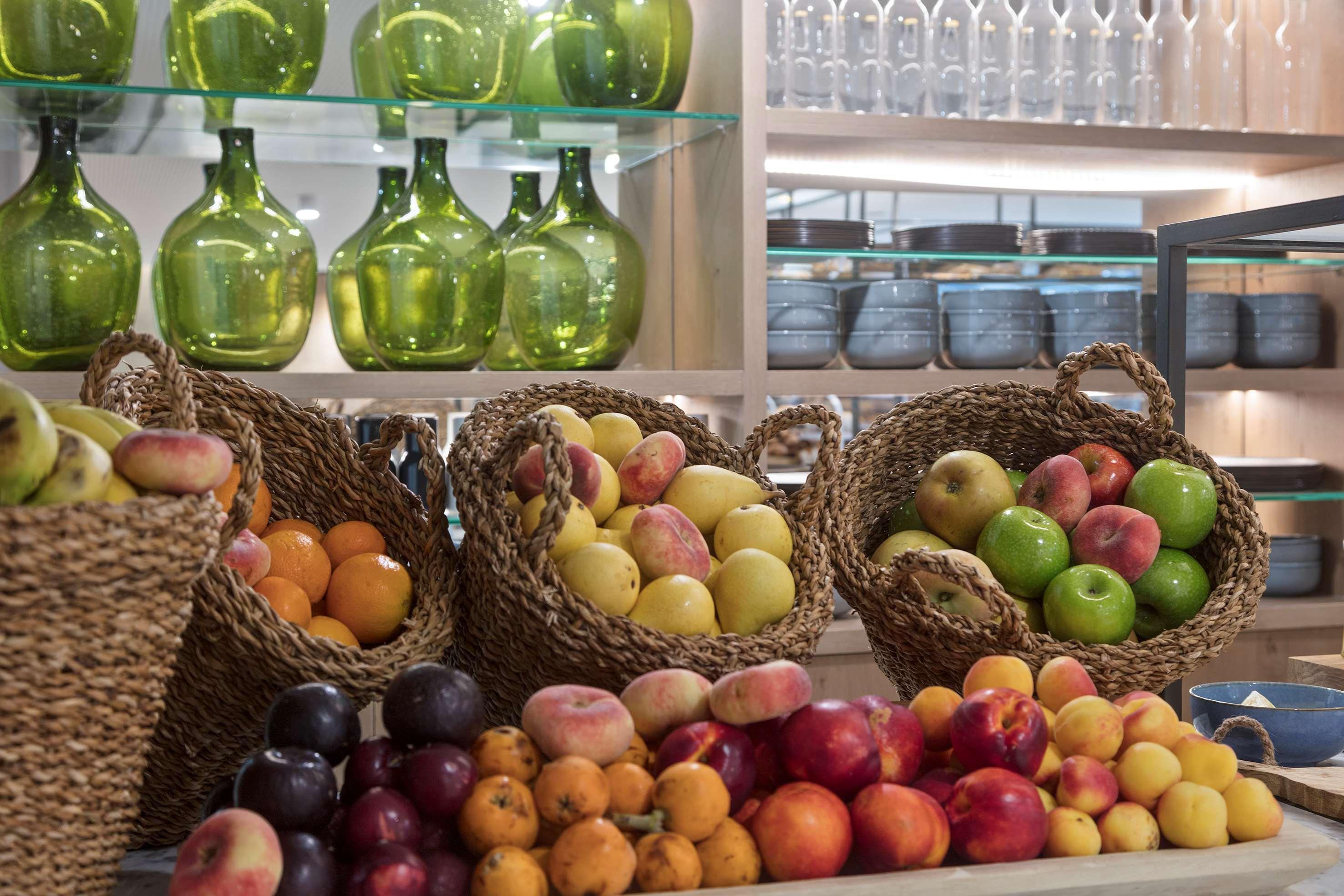 Hotel Meliá Palma Marina Esterno foto Breakfast buffet at the hotel