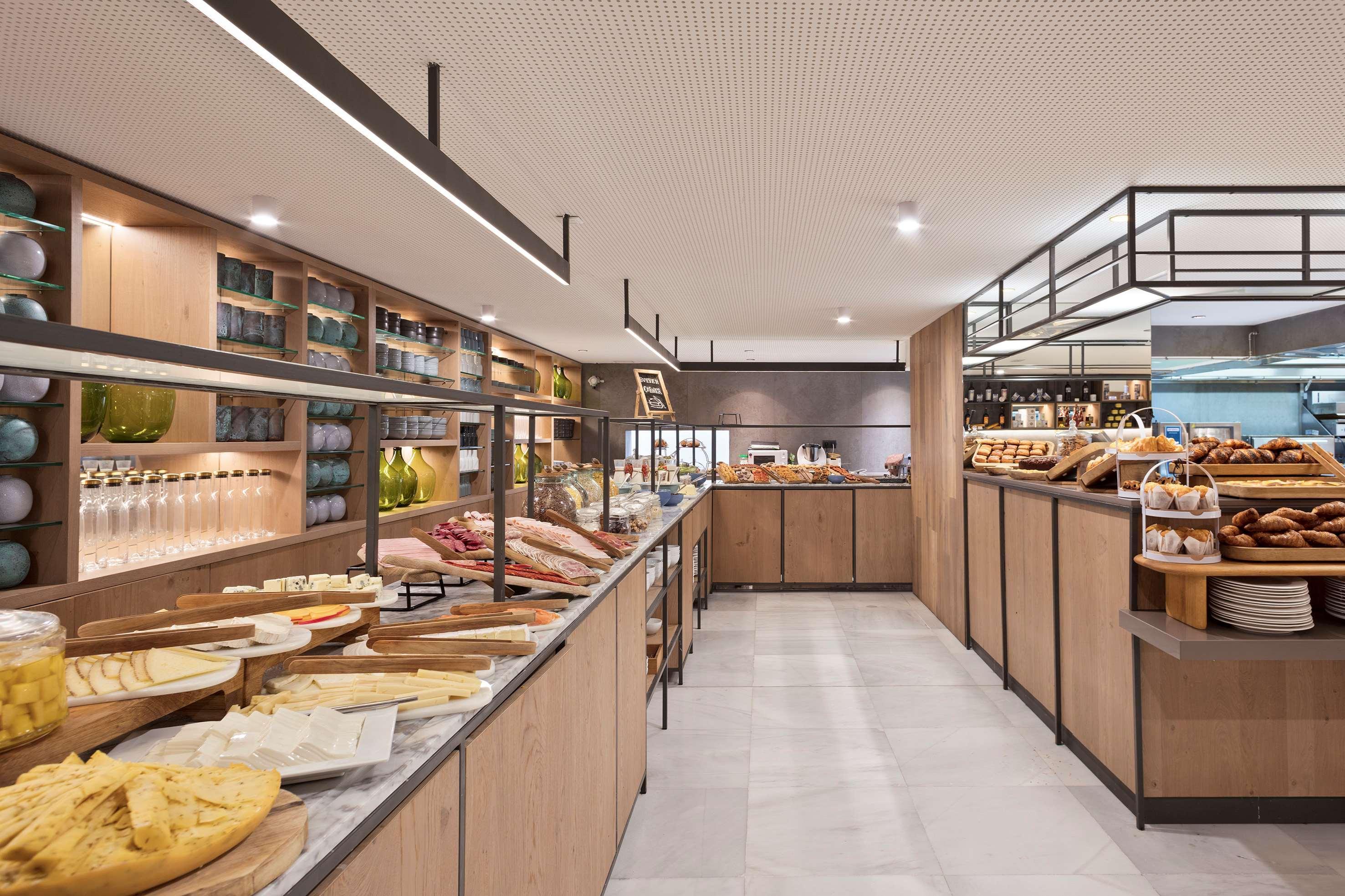 Hotel Meliá Palma Marina Esterno foto Breakfast buffet at the hotel